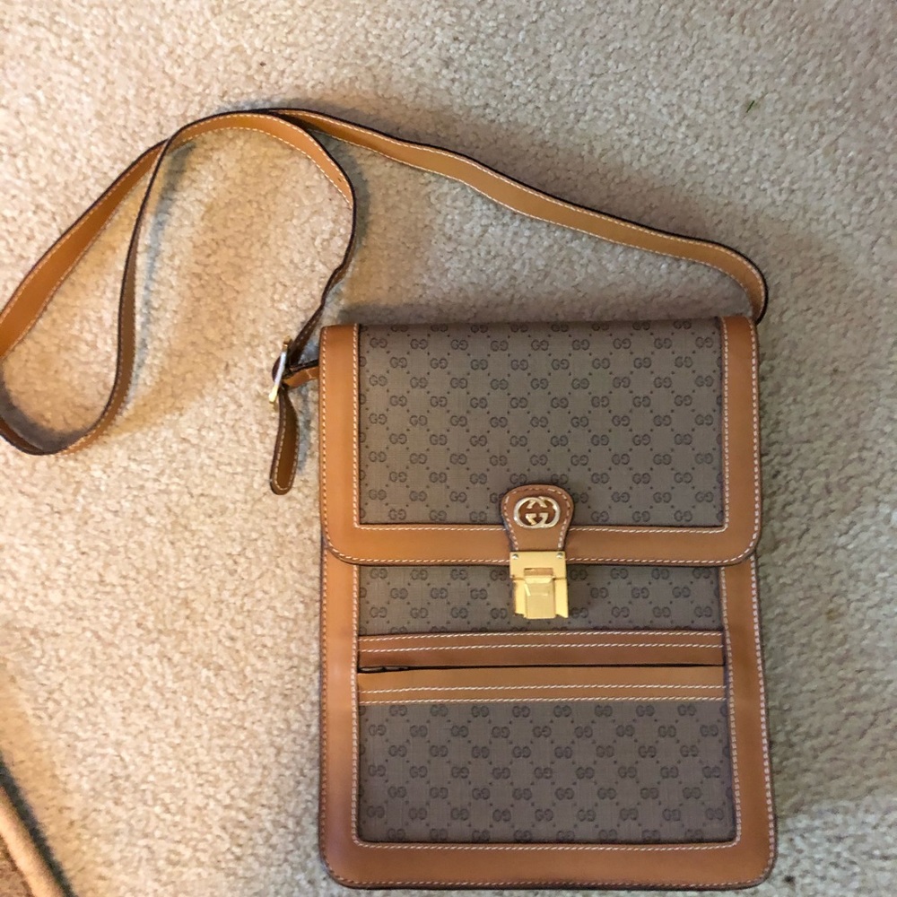 Vintage Gucci bag. Can be used as a cross body.